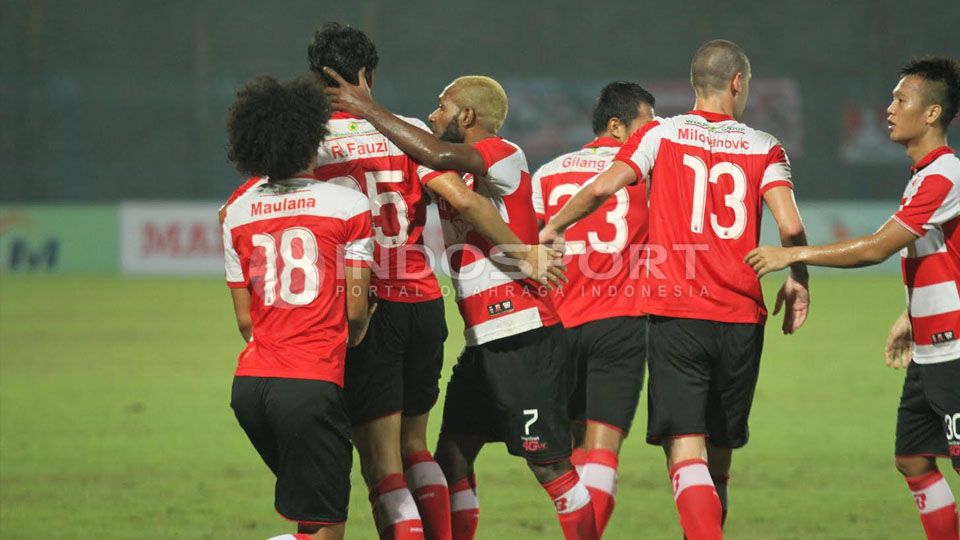 Pemain Madura United merayakan kemenangan setelah mencetak gol ke gawang lawan. Copyright: © Ian Setiawan/Indosport